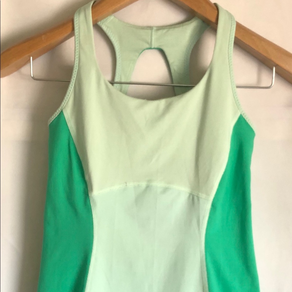 Lululemon green keyhole mesh back scoop neck sz 4